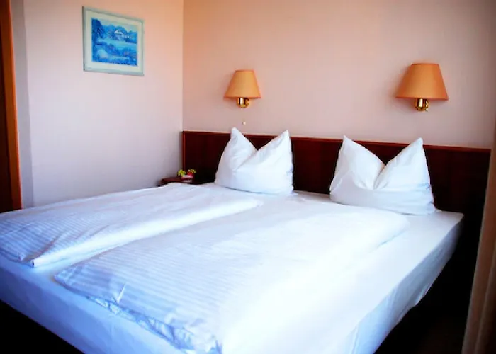 Отель Ziegenkrug Rostocker Tor 3*